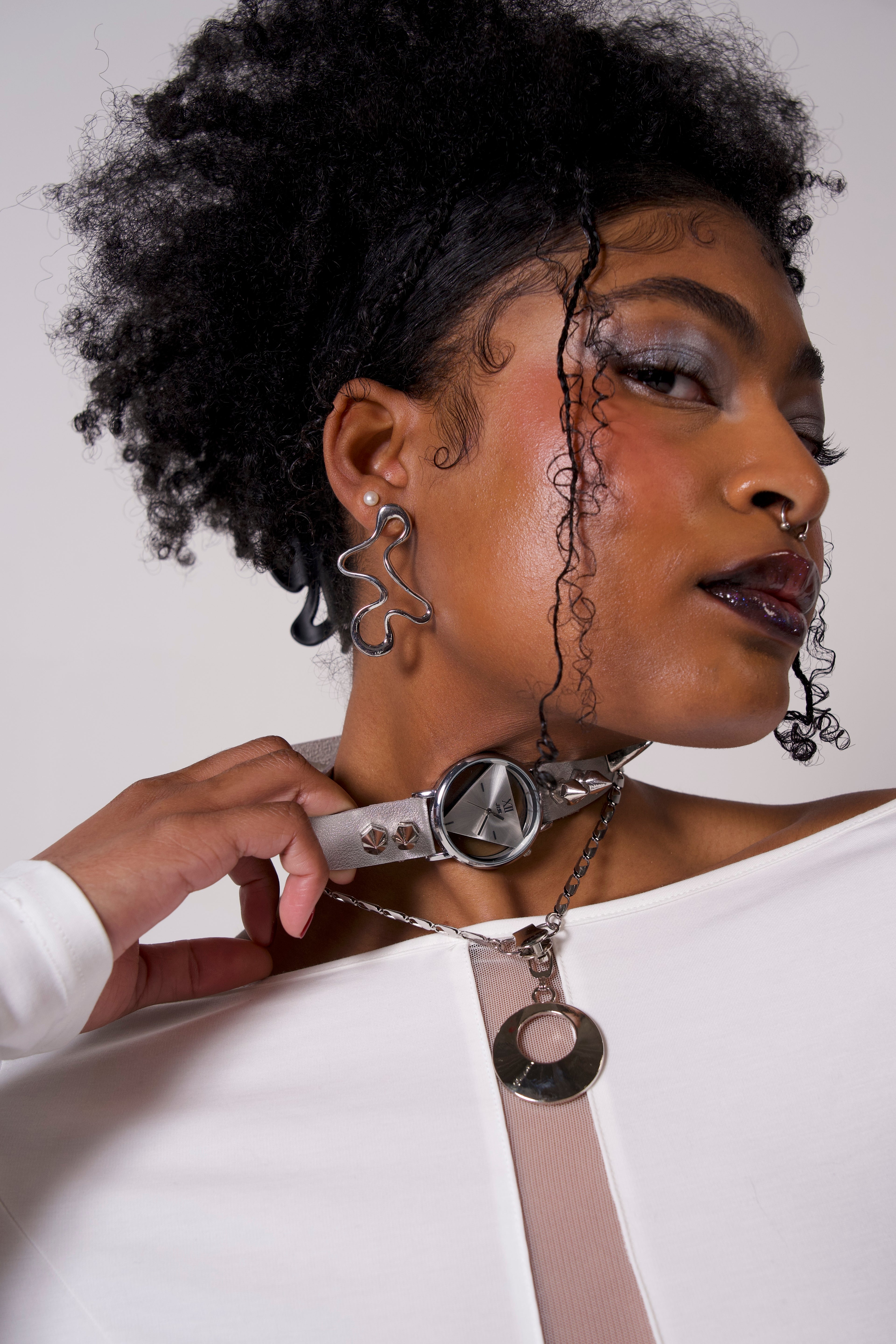 Clock-shaped metallic necklace