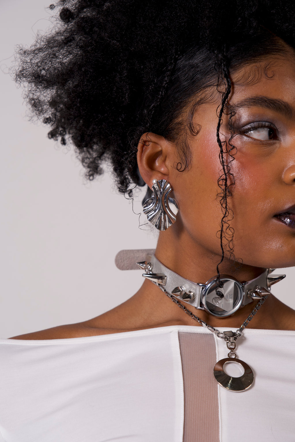 Clock-shaped metallic necklace