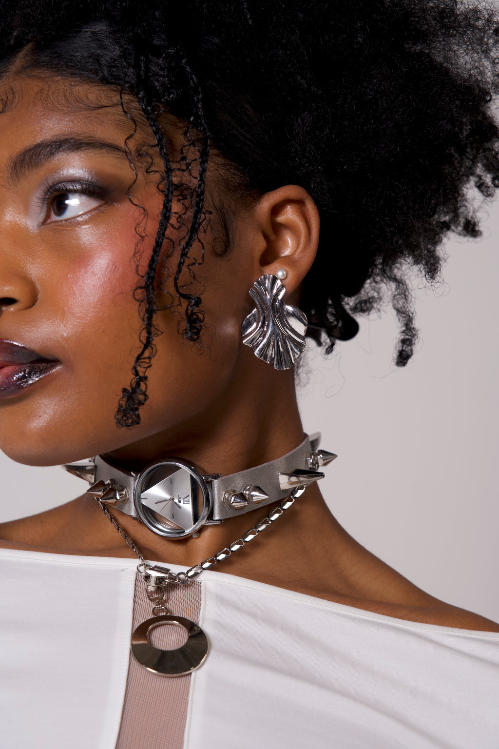 Clock-shaped metallic necklace