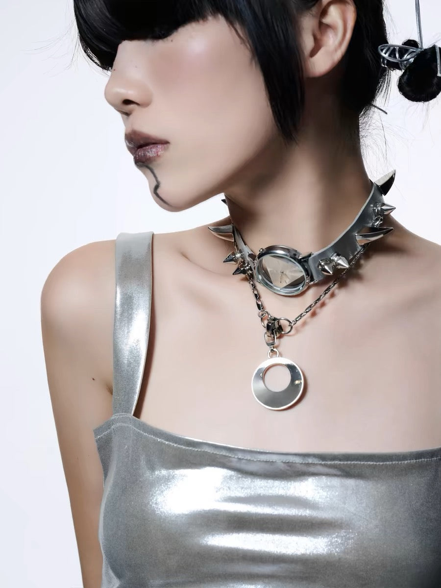 Clock-shaped metallic necklace