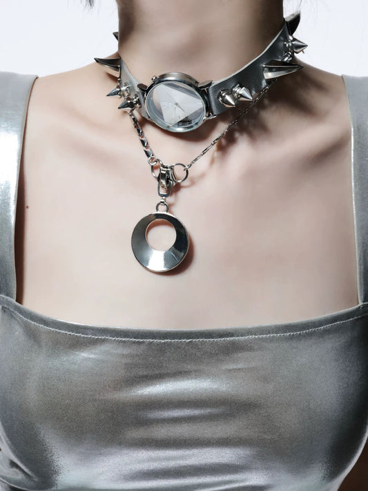 Clock-shaped metallic necklace