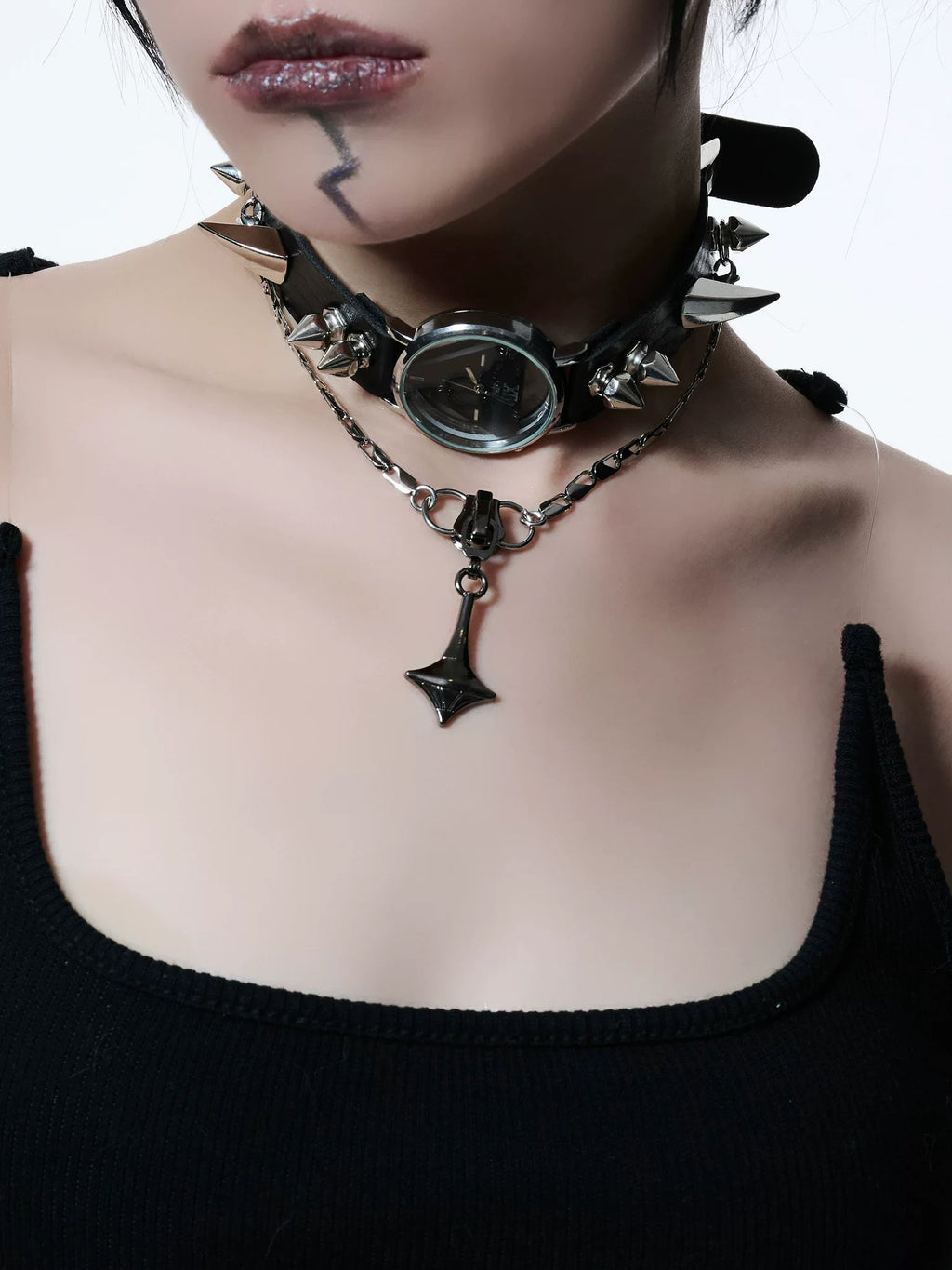 Clock-shaped metallic necklace