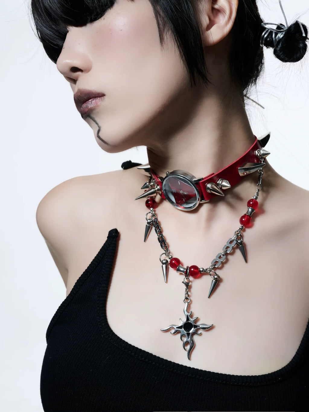 Clock-shaped metallic necklace